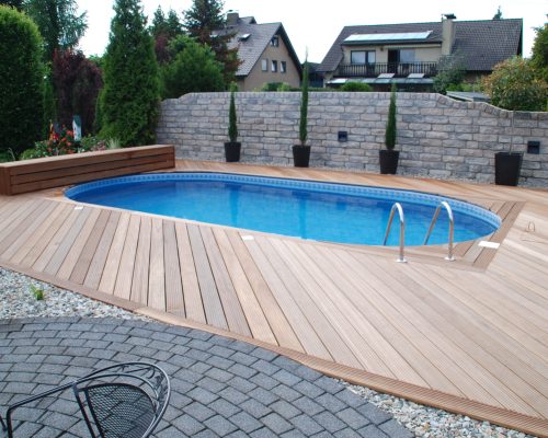 Ovalpool in Holzterasse