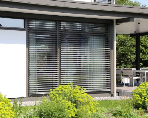Fenster mit moderner Jalousie